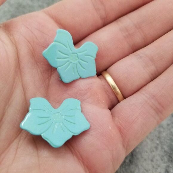 Vintage Leaf Shaped Blue Enamel Clip On Earrings, Retro 80s Style, Pastel - Picture 1 of 5